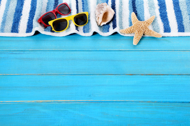 Yaz plaj arka plan sınır, deniz yıldızı, güneş gözlüğü, mavi ahşap, - Fotoğraf, Görsel