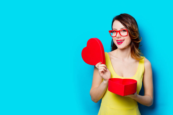young woman with heart shaped gift  - Fotoğraf, Görsel