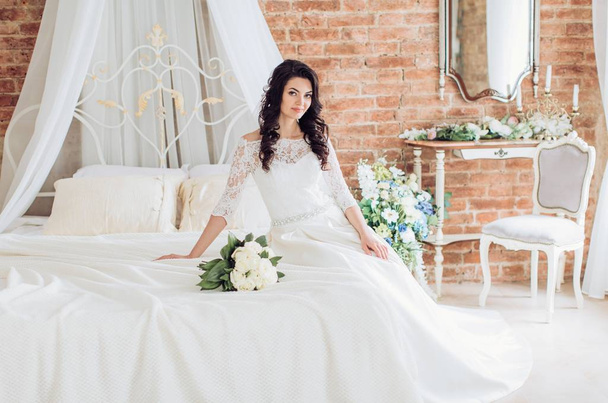  白いウェディング ドレスの若い花嫁 - 写真・画像