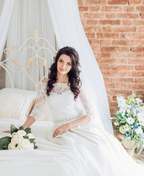  mladá nevěsta v bílých svatebních šatech - Fotografie, Obrázek