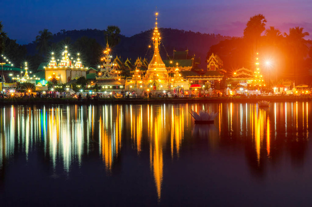 Wat Jongklang - chrám Wat Jongkham nejvíce oblíbeným místem pro turisty v Mae hong son poblíž Chiang mai, Thajsko s noční čas - Fotografie, Obrázek