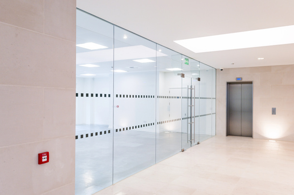 Tabique de vidrio y ascensor en el lugar de trabajo vacío
 - Foto, Imagen