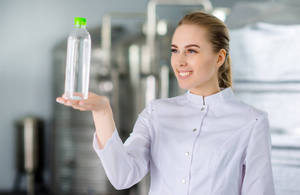 Specialist with bottle of pure water - Foto, afbeelding