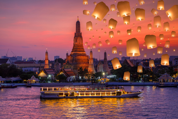 Wat arun e navio de cruzeiro à noite e lâmpada flutuante no festival peng yee sob o dia krathong liga, cidade de Bangkok, Tailândia
 - Foto, Imagem
