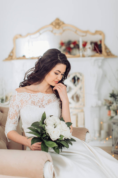  Молода наречена в білій весільній сукні
 - Фото, зображення