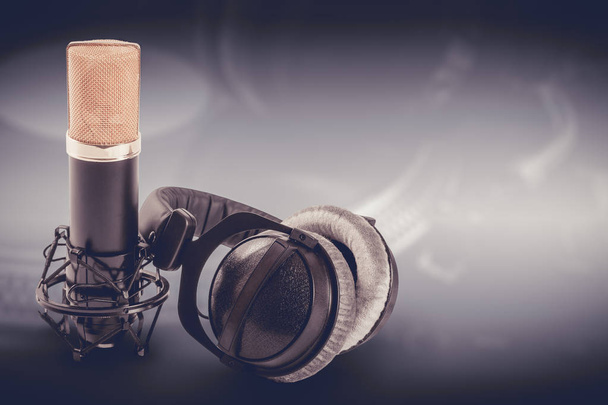 Auriculares y micrófono de condensador en el fondo oscuro
 - Foto, imagen