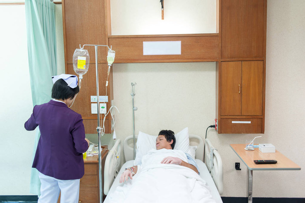 Paciente Infección pulmonar e ingreso en el hospital con solución salina intravenosa
 - Foto, Imagen