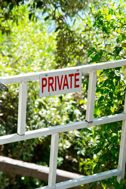 Señal privada en una puerta a un jardín
 - Foto, Imagen