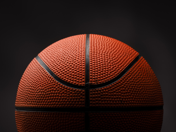 Баскетбол на тёмном фоне
 - Фото, изображение