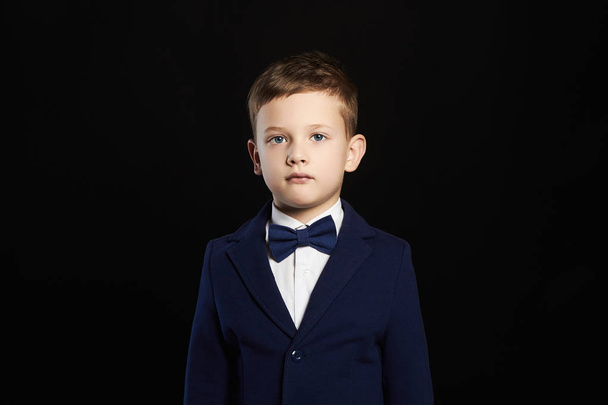 κομψό παιδί στο κοστούμι και γραβάτα - Φωτογραφία, εικόνα