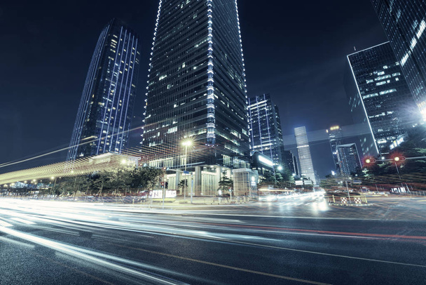 Stadtverkehr in der Nacht - Foto, Bild