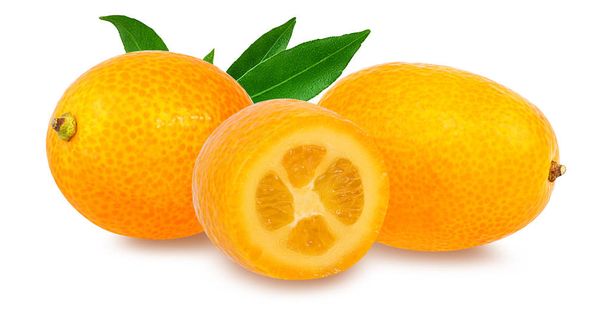 Kumquat geïsoleerd op wit  - Foto, afbeelding