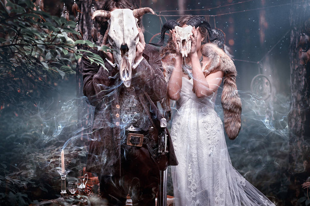 Uomo e donna in una foresta mistica
.  - Foto, immagini