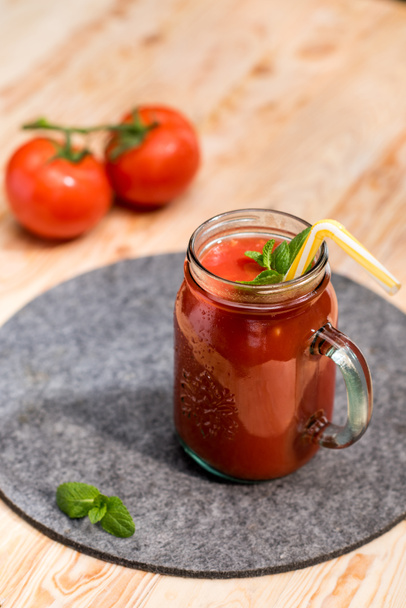 Tuore tomaatti smoothie
  - Valokuva, kuva