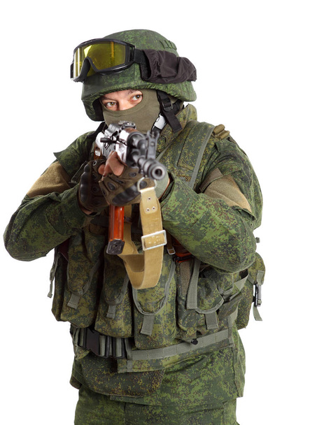 soldaat met geweer op een witte achtergrond - Foto, afbeelding