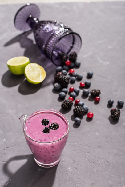 berries smoothie in glass with blueberries - Foto, Imagen