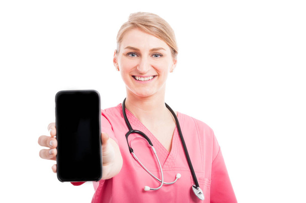 Enfermera mostrando pantalla negra de smartphone
 - Foto, imagen