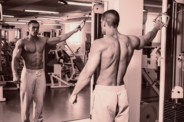 Muscular torso of sexy young male bodybuilder - Zdjęcie, obraz