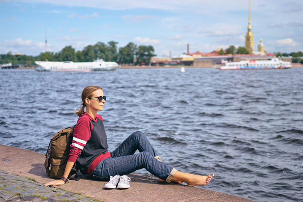 woman on embankment of Neva river - Foto, afbeelding