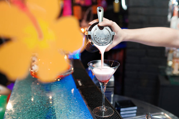 Expert barman dělá koktejl v nočním klubu - Fotografie, Obrázek