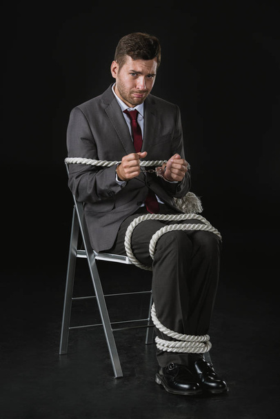 椅子にロープで青年実業家 - 写真・画像