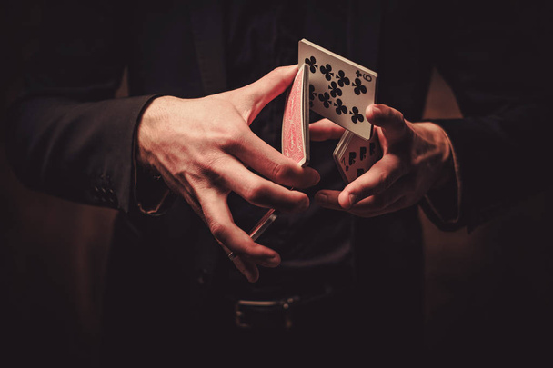 Hombre mostrando trucos con cartas
 - Foto, imagen