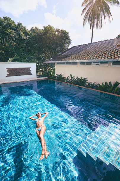 woman in bikini in swimming pool - Foto, Imagem