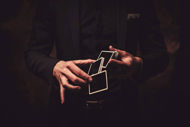 Ο άνθρωπος δείχνει κόλπα με κάρτες - Φωτογραφία, εικόνα