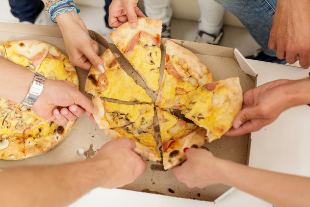 Groupe d'amis prenant des tranches de pizza
 - Photo, image