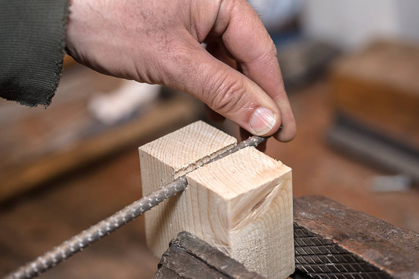 Yetenekli bir marangoz sağlam ellerde törpülemek - Fotoğraf, Görsel