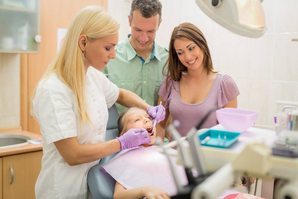 niña y sus padres visitando dentista
 - Foto, imagen