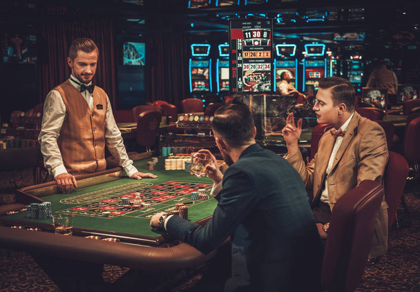 Друзья из высшего класса играют в казино - Фото, изображение