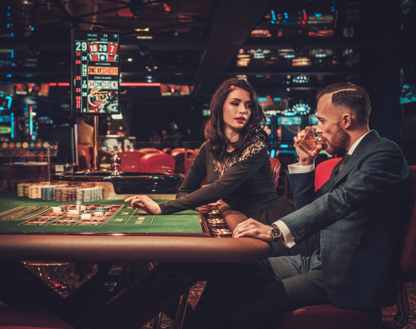 Üst sınıf çift bir casino kumar - Fotoğraf, Görsel