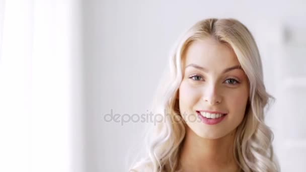 face of smiling beautiful young woman - Filmati, video