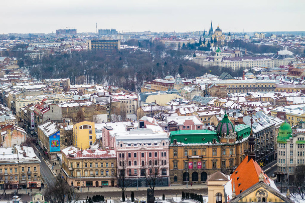 Χειμερινή άποψη πανοράματος από το Δημαρχείο της πόλης Λβιβ, Ουκρανία. - Φωτογραφία, εικόνα