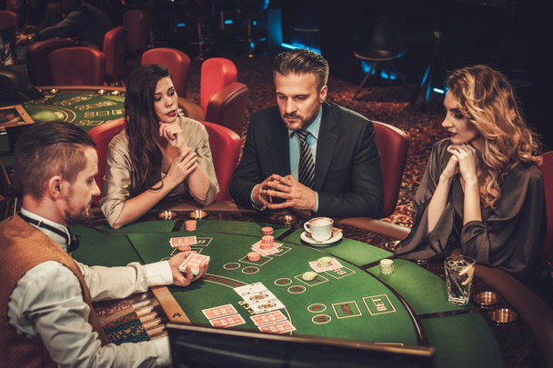 Felső osztályú barátok szerencsejáték egy kaszinóban - Fotó, kép