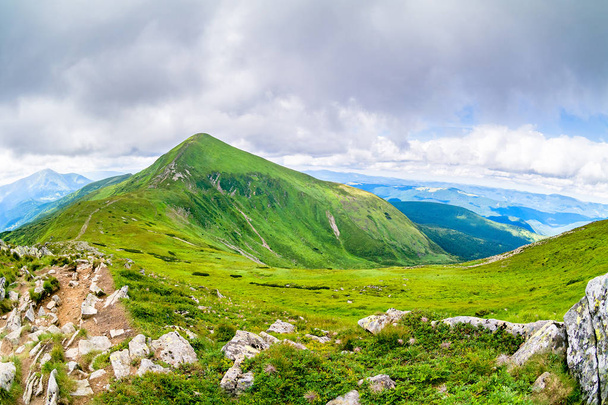 Najwyższe góry Ukrainy Howerla 2061 m. Czarnohory, Ukraina. - Zdjęcie, obraz