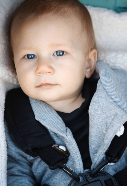 bébé aux yeux bleus - Photo, image