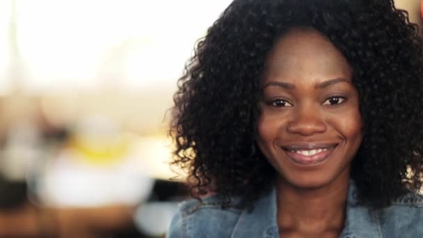 face of happy smiling afro american woman - Materiał filmowy, wideo