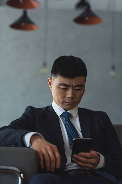 asian businessman using smartphone - Zdjęcie, obraz