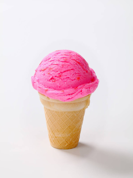 ピンクのアイス クリーム コーン - 写真・画像