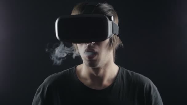 Vaper Mann in vr Hanf Ausatmen von Rauchwolken mit E-Zigarette Dampf in Zeitlupe - Filmmaterial, Video