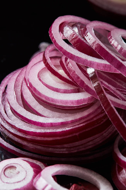 Sliced red spanish onion rings - Φωτογραφία, εικόνα
