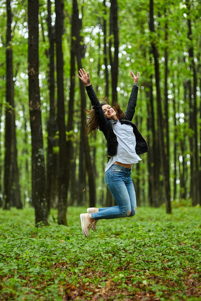 woman jumping in park - Fotografie, Obrázek