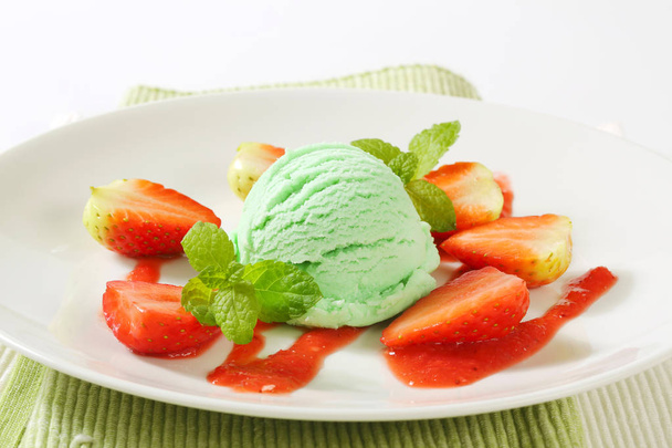 zielony lody z truskawkami - Zdjęcie, obraz