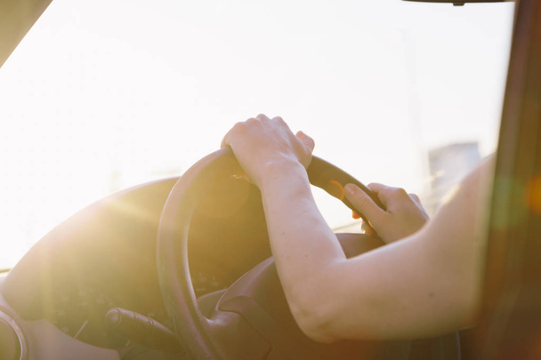 Молода жінка-водій, використовуючи смартфон з сенсорним екраном та навігацію gps у машині
. - Фото, зображення