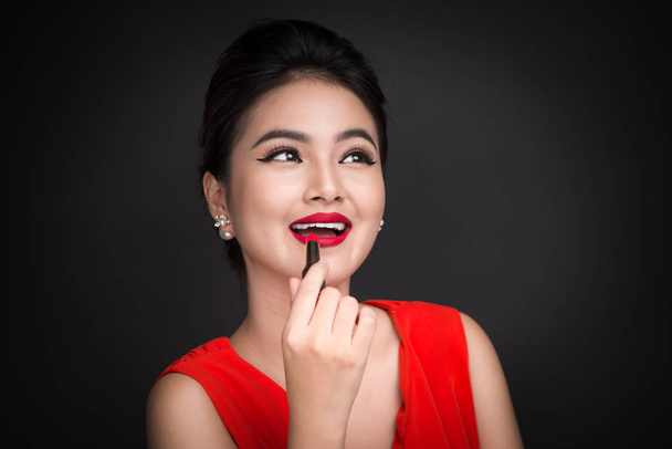 Nainen, joka käyttää punaista huulipunaa - Valokuva, kuva