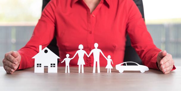 Концепция страхования дома, семьи и автомобиля
 - Фото, изображение