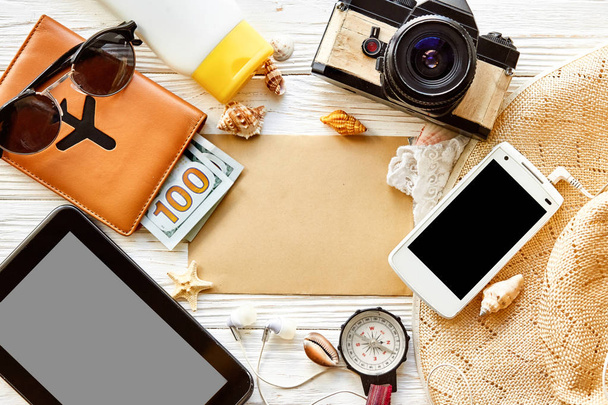 tablet, cartão, câmera, óculos de sol e bússola
 - Foto, Imagem