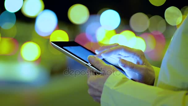 Detail ženské ruky pomocí iPadu ve městě večer - Záběry, video